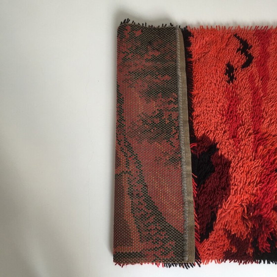 Image 1 of Tapis scandinave en laine mélangée rouge et rose - années 1970