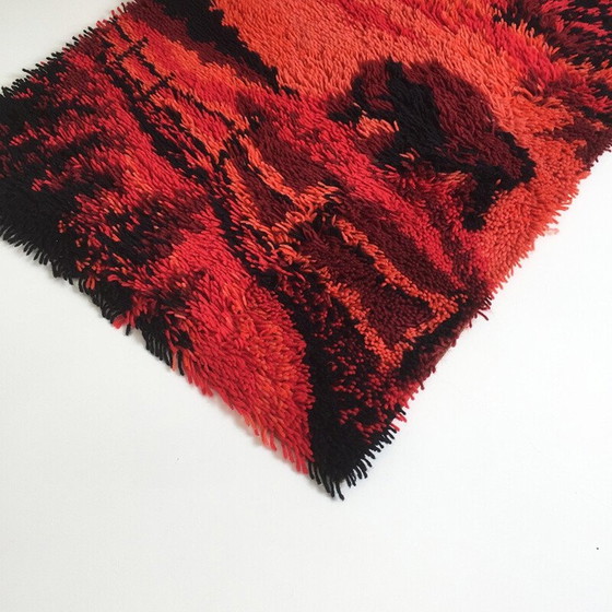Image 1 of Tapis scandinave en laine mélangée rouge et rose - années 1970