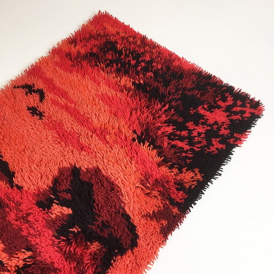 Image 1 of Tapis scandinave en laine mélangée rouge et rose - années 1970