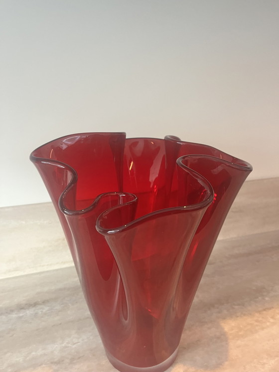 Image 1 of Vase en mouchoir rouge
