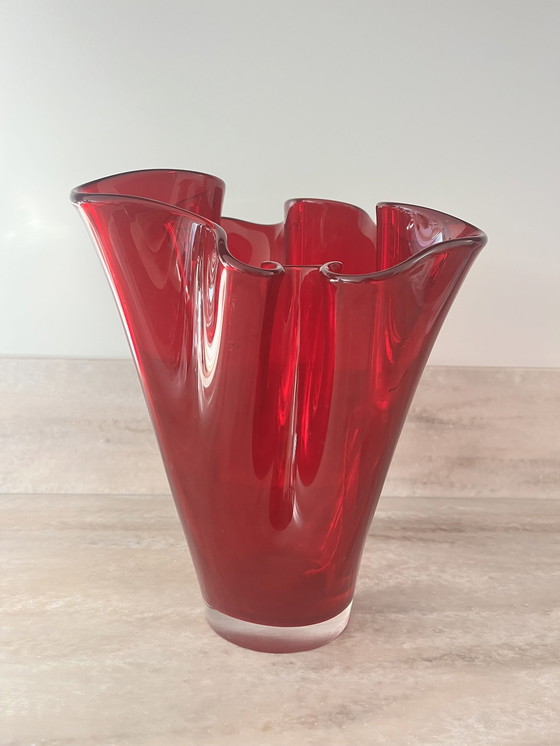 Image 1 of Vase en mouchoir rouge