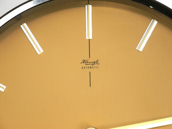 Image 1 of Belle Horloge murale Mid Century Kienzle en bronze et laiton, très élégante et lourde