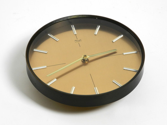 Image 1 of Belle Horloge murale Mid Century Kienzle en bronze et laiton, très élégante et lourde
