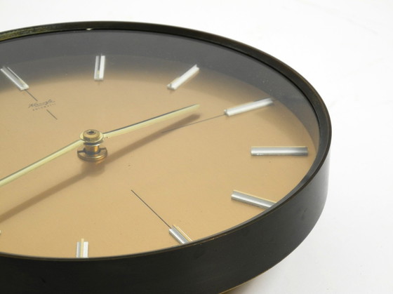 Image 1 of Belle Horloge murale Mid Century Kienzle en bronze et laiton, très élégante et lourde