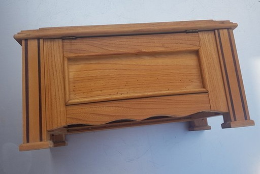 Boîte ancienne en bois avec compartiment secret