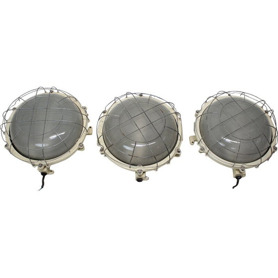 Image 1 of Ensemble de 3 plafonniers industriels vintage, Tchécoslovaquie années 1960