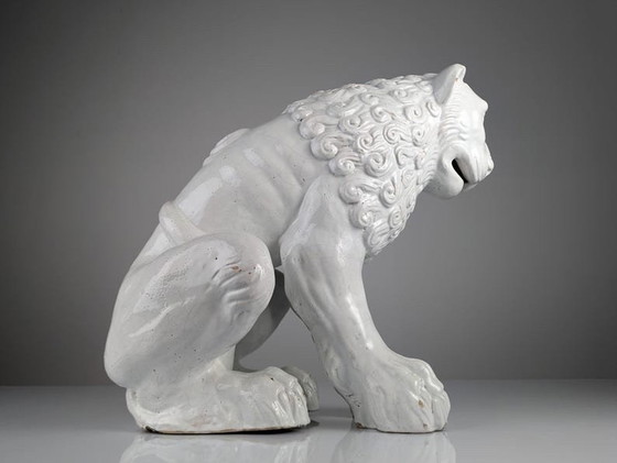 Image 1 of Sculpture de lion en terre cuite émaillée de style roman