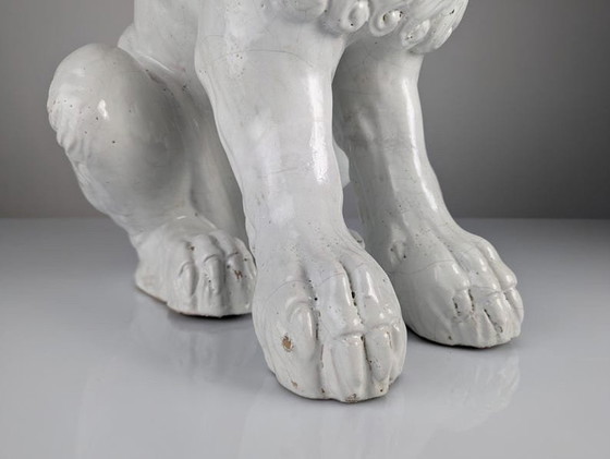 Image 1 of Sculpture de lion en terre cuite émaillée de style roman