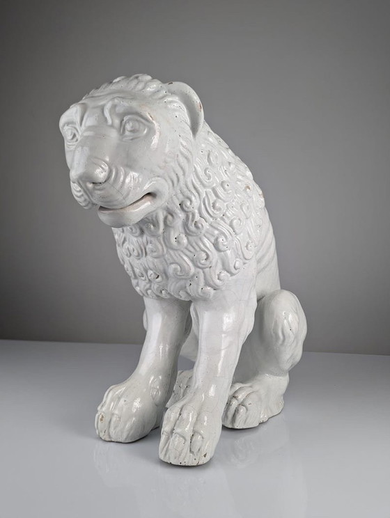 Image 1 of Sculpture de lion en terre cuite émaillée de style roman