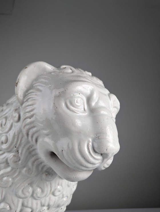 Image 1 of Sculpture de lion en terre cuite émaillée de style roman