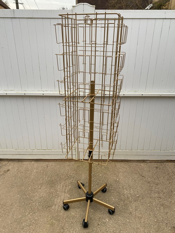 Image 1 of Présentoir Tourniquet Support Porte Cartes Postales Photos Pivotant Sur Roulettes Doré