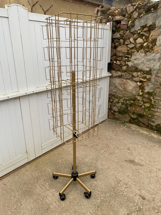 Image 1 of Présentoir Tourniquet Support Porte Cartes Postales Photos Pivotant Sur Roulettes Doré