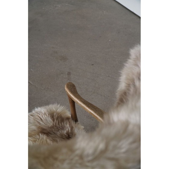 Image 1 of Fauteuil vintage danois à dossier haut en bois de chêne et laine d'agneau, années 1950