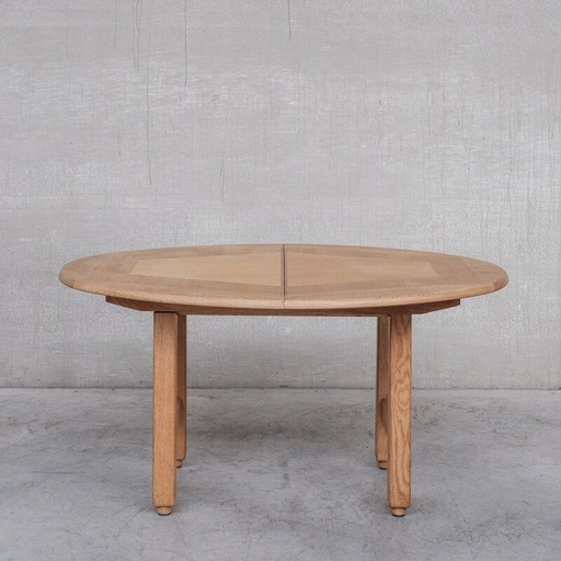 Table de salle à manger ovale en bois de chêne par Guillerme et Chambron, 1970