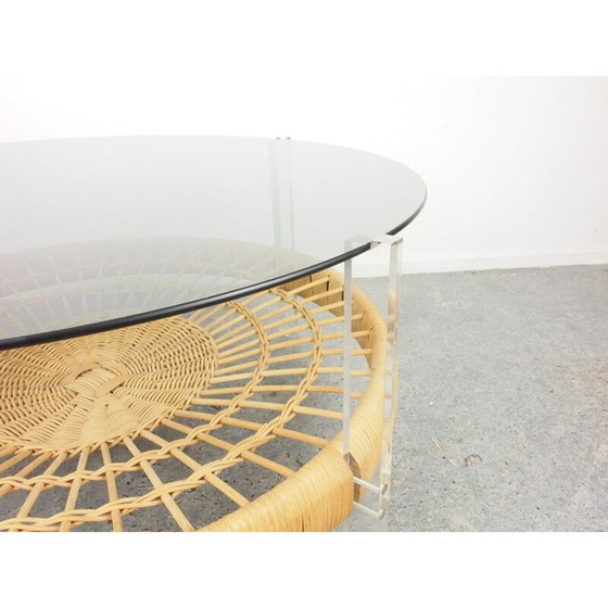 Image 1 of Table basse ronde vintage en verre fumé et rotin avec supports en lucite