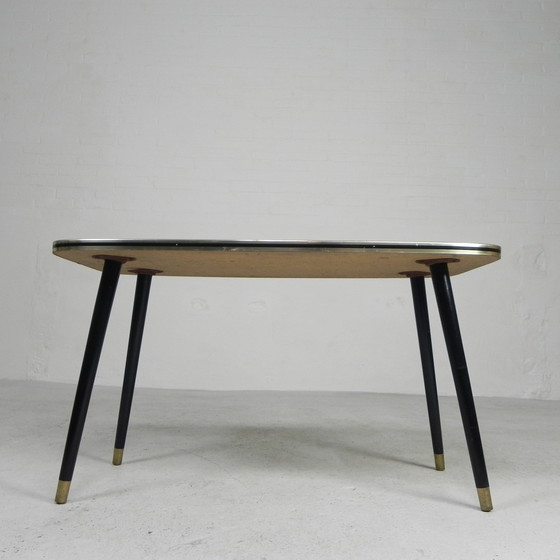 Image 1 of Table basse vintage avec plateau en verre et pieds angulaires