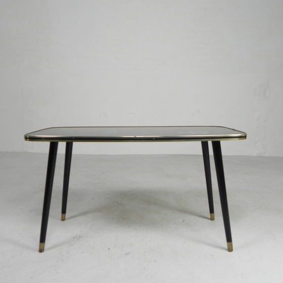 Image 1 of Table basse vintage avec plateau en verre et pieds angulaires