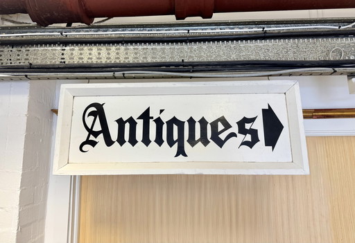 Enseigne suspendue de magasin d'antiquités