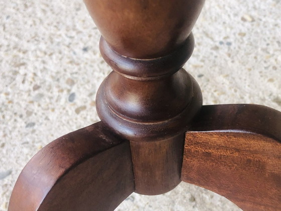 Image 1 of Table de nuit vintage en acajou avec demi-lune sur piédestal