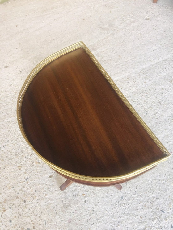 Image 1 of Table de nuit vintage en acajou avec demi-lune sur piédestal