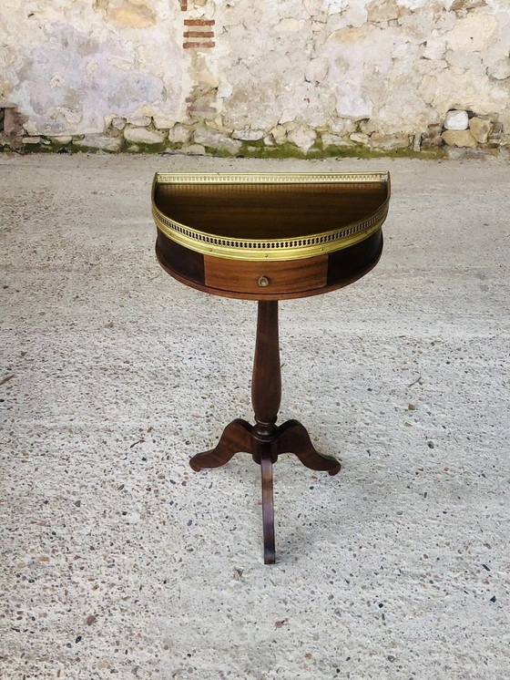 Image 1 of Table de nuit vintage en acajou avec demi-lune sur piédestal
