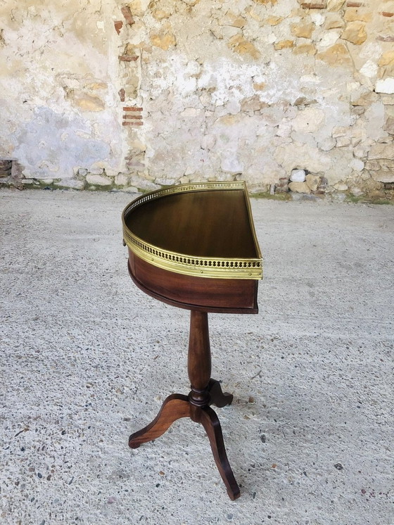 Image 1 of Table de nuit vintage en acajou avec demi-lune sur piédestal