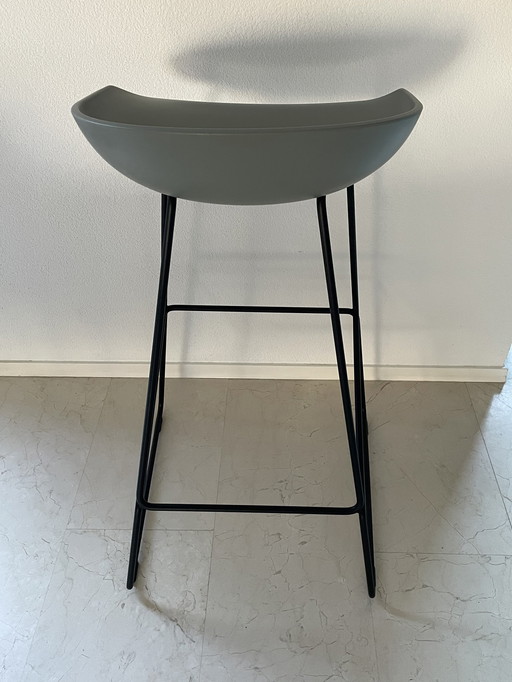 2X Tabouret de bar Hay Ace 38. Siège gris-vert et base noire