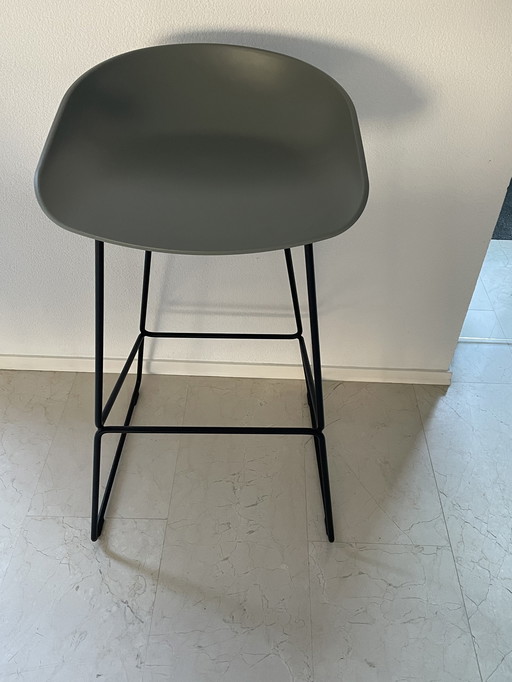 2X Tabouret de bar Hay Ace 38. Siège gris-vert et base noire