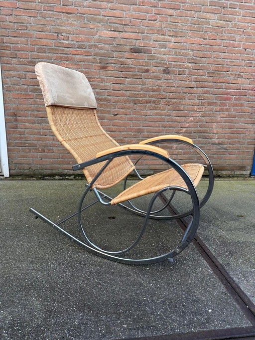 Chaise à bascule en osier et chrome, 1970