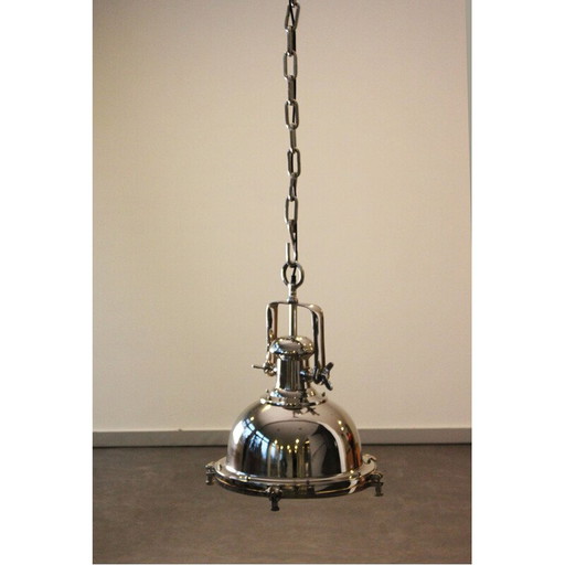 Suspension en nickel, style industriel.