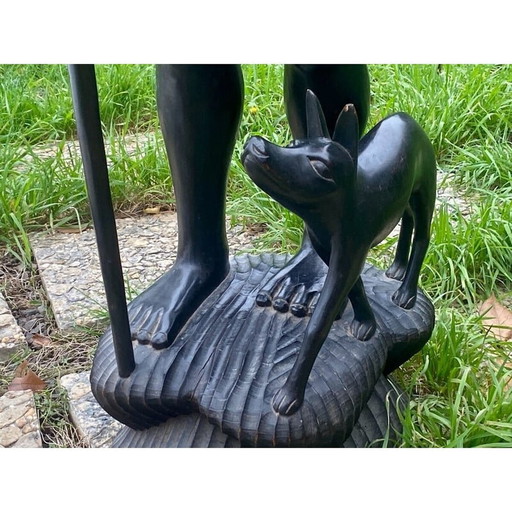 Sculpture vintage en bois d'une jeune femme et de son chien, Philippines 1950