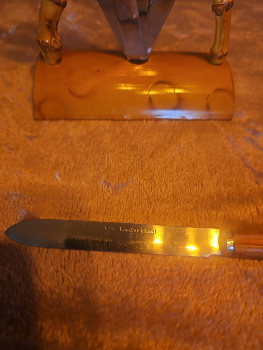 Couteaux à graisse vintage dans un support en bambou 1950s