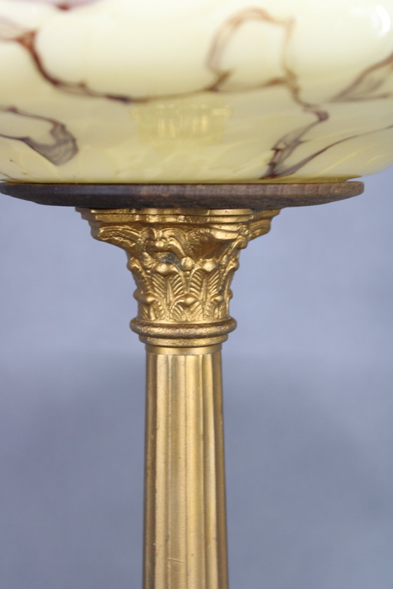 Image 1 of Lampe de table en laiton restaurée des années 1940 avec base en bois et abat-jour en verre