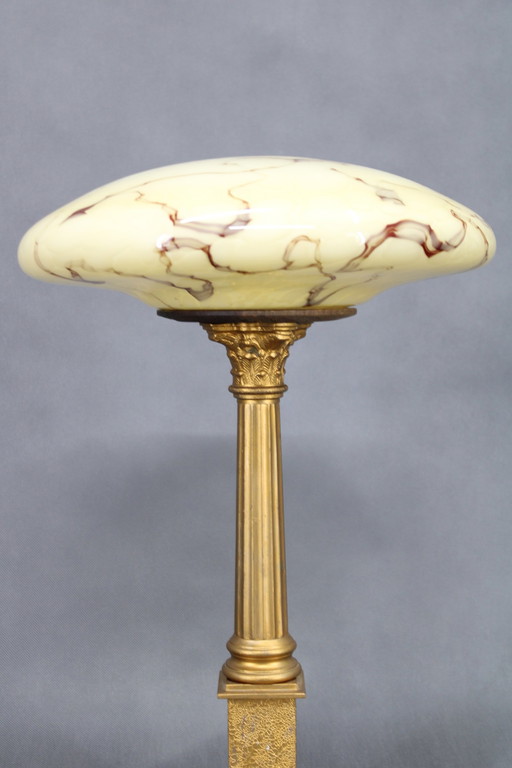 Lampe de table en laiton restaurée des années 1940 avec base en bois et abat-jour en verre