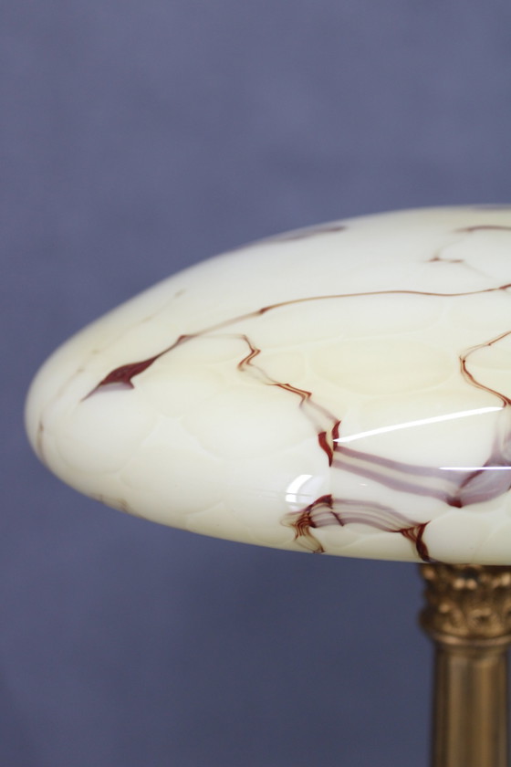 Image 1 of Lampe de table en laiton restaurée des années 1940 avec base en bois et abat-jour en verre