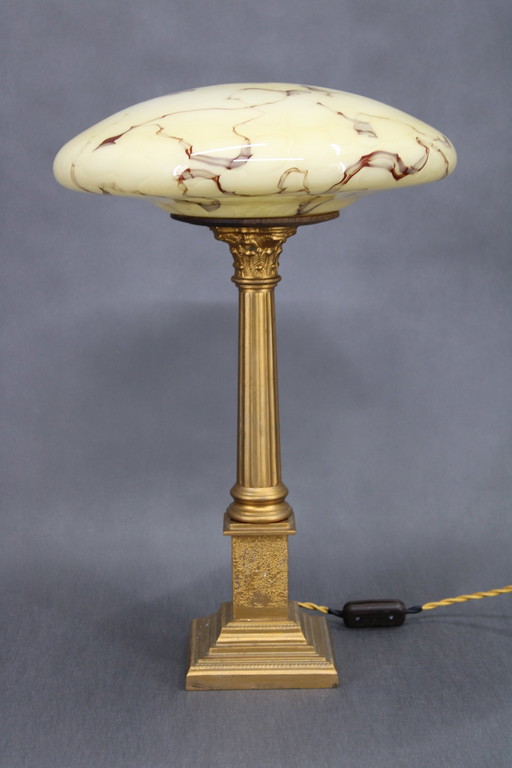 Lampe de table en laiton restaurée des années 1940 avec base en bois et abat-jour en verre