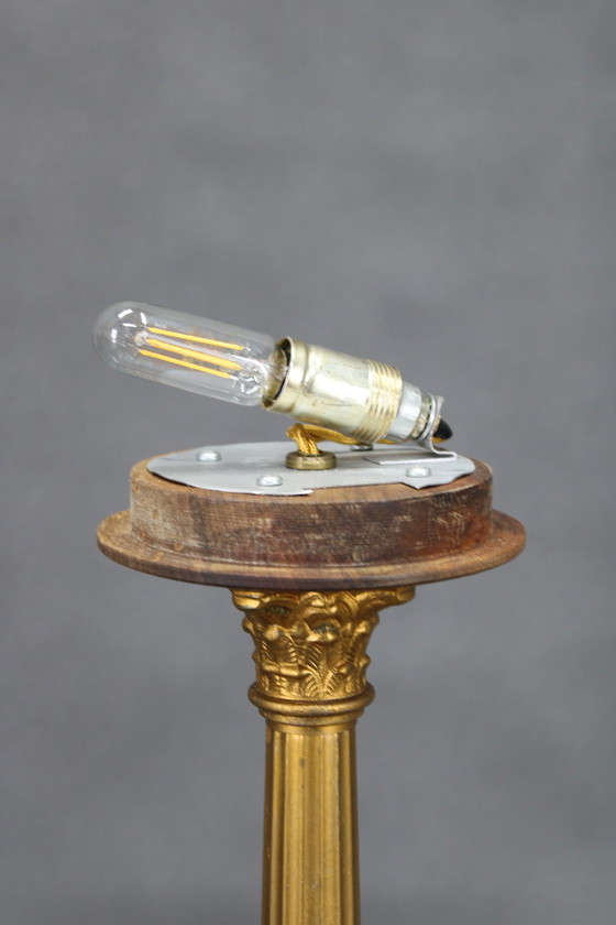 Image 1 of Lampe de table en laiton restaurée des années 1940 avec base en bois et abat-jour en verre