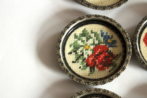 Image 1 of 1950S Sous-verres Gobelin brodés à la main - Métal Etamé, Verre, Broderie - Set Of 6 - Vintage