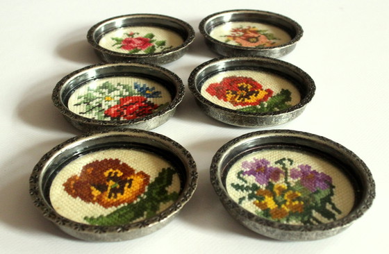 Image 1 of 1950S Sous-verres Gobelin brodés à la main - Métal Etamé, Verre, Broderie - Set Of 6 - Vintage