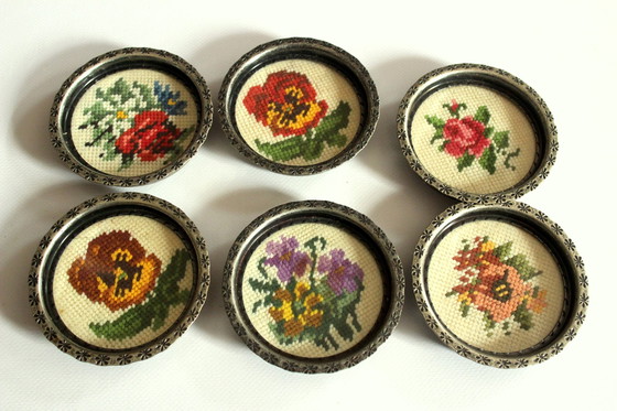 Image 1 of 1950S Sous-verres Gobelin brodés à la main - Métal Etamé, Verre, Broderie - Set Of 6 - Vintage