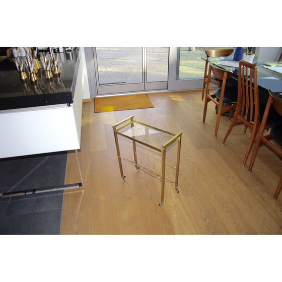 Image 1 of Table d'appoint vintage avec porte-revues en laiton et verre, 1960