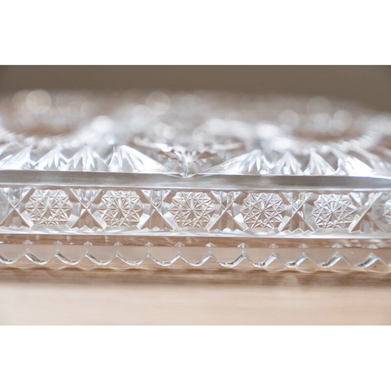 Image 1 of Plateau vintage carré en cristal de Bohème sculpté à la main