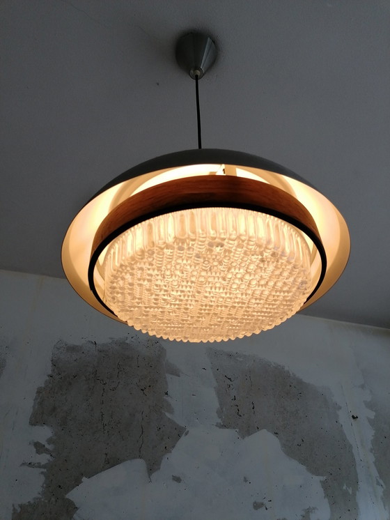 Image 1 of Lampe suspendue en acier inoxydable avec jante en bois et abat-jour en cristal