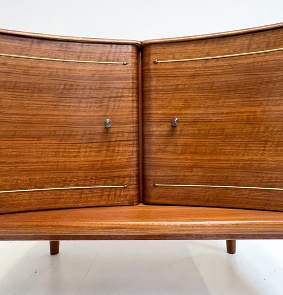 Image 1 of Armoire anglaise en bois avec décoration en laiton, années 1960