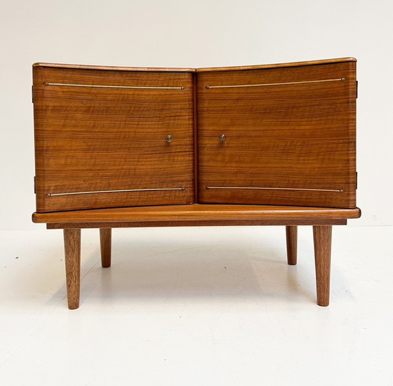 Image 1 of Armoire anglaise en bois avec décoration en laiton, années 1960