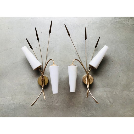 Paire d'appliques vintage en laiton avec globes opalins, 1950