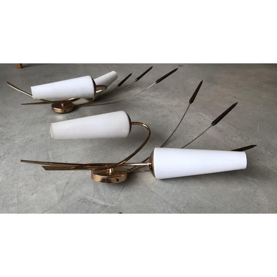 Image 1 of Paire d'appliques vintage en laiton avec globes opalins, 1950