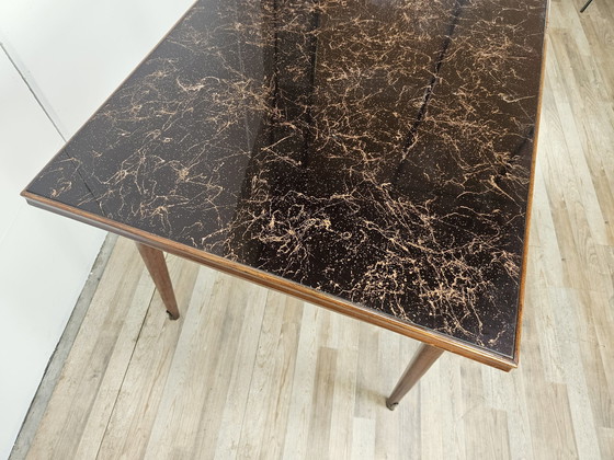 Image 1 of Table en hêtre Mid Century avec plateau en verre à effet marbré