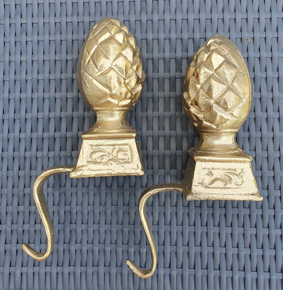 Image 1 of Deux pommes de pin dorées