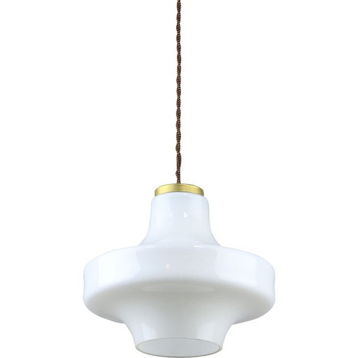 Lampe suspendue en verre blanc et laiton du Mid Century